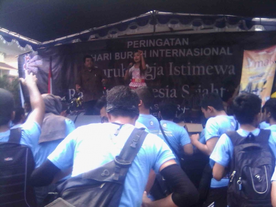 Peringati May Day, buruh di Yogyakarta asyik dangdutan