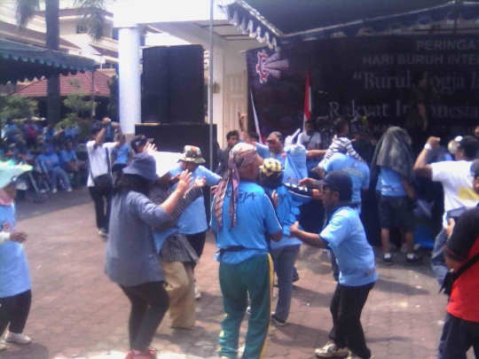 Peringati May Day, buruh di Yogyakarta asyik dangdutan