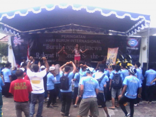 Peringati May Day, buruh di Yogyakarta asyik dangdutan