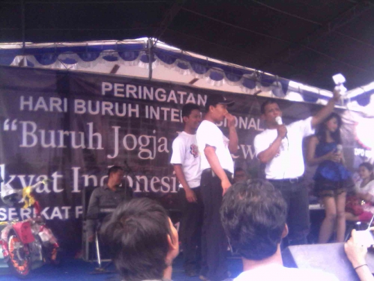 Peringati May Day, buruh di Yogyakarta asyik dangdutan