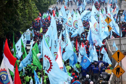 Aksi long march ribuan buruh tuntut upah layak dan kesejahteraan