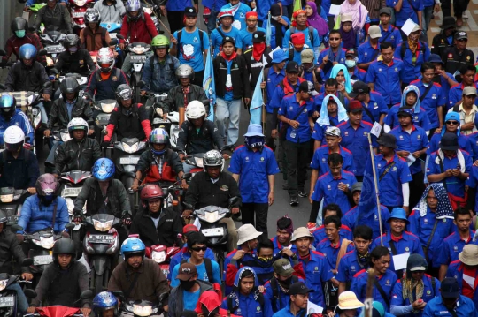 Aksi long march ribuan buruh tuntut upah layak dan kesejahteraan