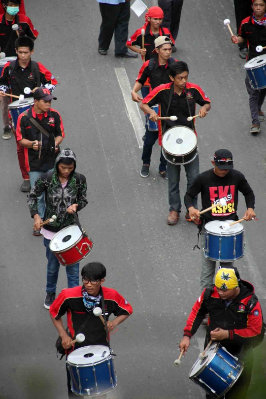 Aksi long march ribuan buruh tuntut upah layak dan kesejahteraan