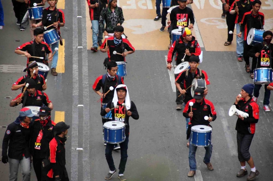 Aksi long march ribuan buruh tuntut upah layak dan kesejahteraan