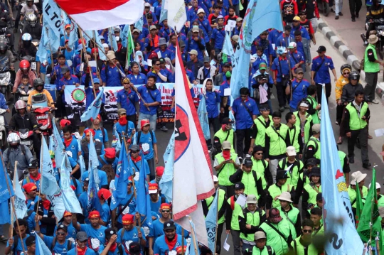 Aksi long march ribuan buruh tuntut upah layak dan kesejahteraan