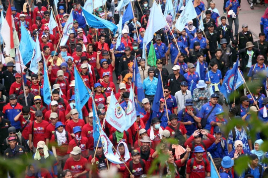 Aksi long march ribuan buruh tuntut upah layak dan kesejahteraan