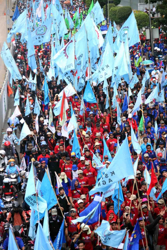 Aksi long march ribuan buruh tuntut upah layak dan kesejahteraan