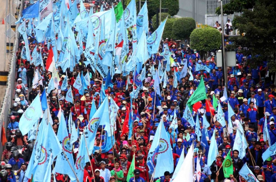 Aksi long march ribuan buruh tuntut upah layak dan kesejahteraan