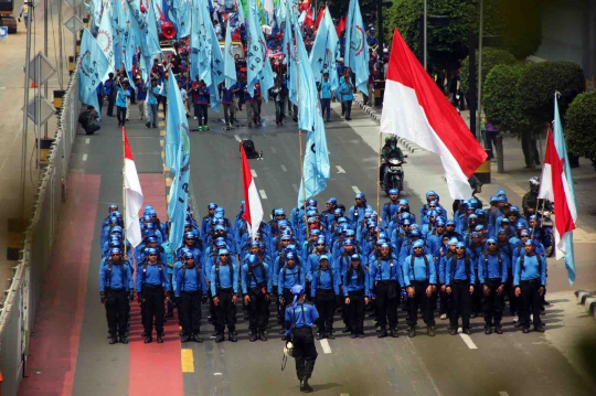 Aksi long march ribuan buruh tuntut upah layak dan kesejahteraan