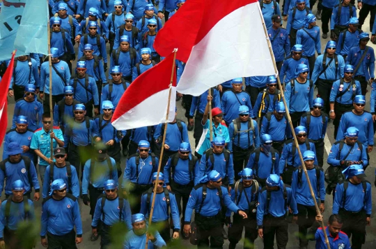 Aksi long march ribuan buruh tuntut upah layak dan kesejahteraan