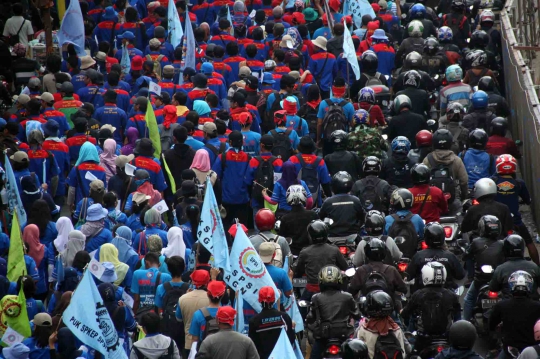 Aksi long march ribuan buruh tuntut upah layak dan kesejahteraan