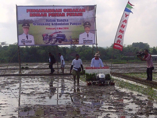 Aksi Ganjar Pranowo saat tanam padi di Karanganyar