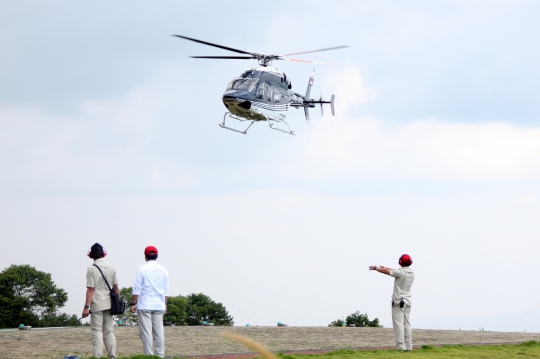 Kunjungi rumah Prabowo, Ical naik helikopter