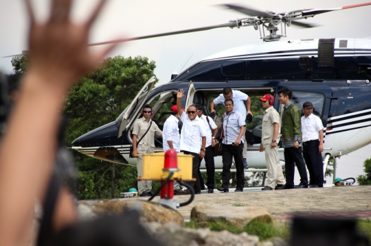 Kunjungi rumah Prabowo, Ical naik helikopter