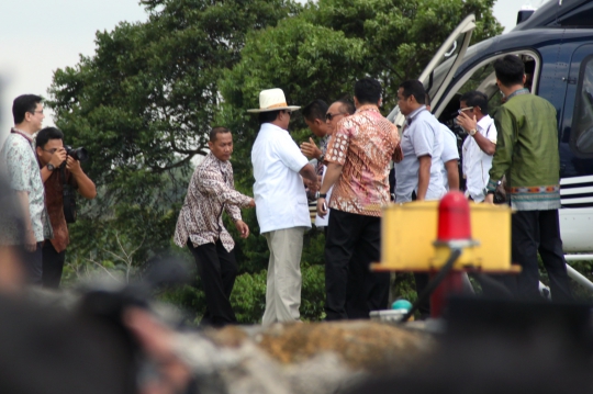 Kunjungi rumah Prabowo, Ical naik helikopter