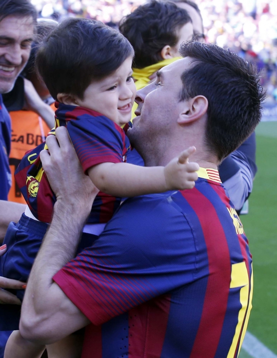 Kemesraan Lionel Messi bersama buah hati dan istri di Camp Nou