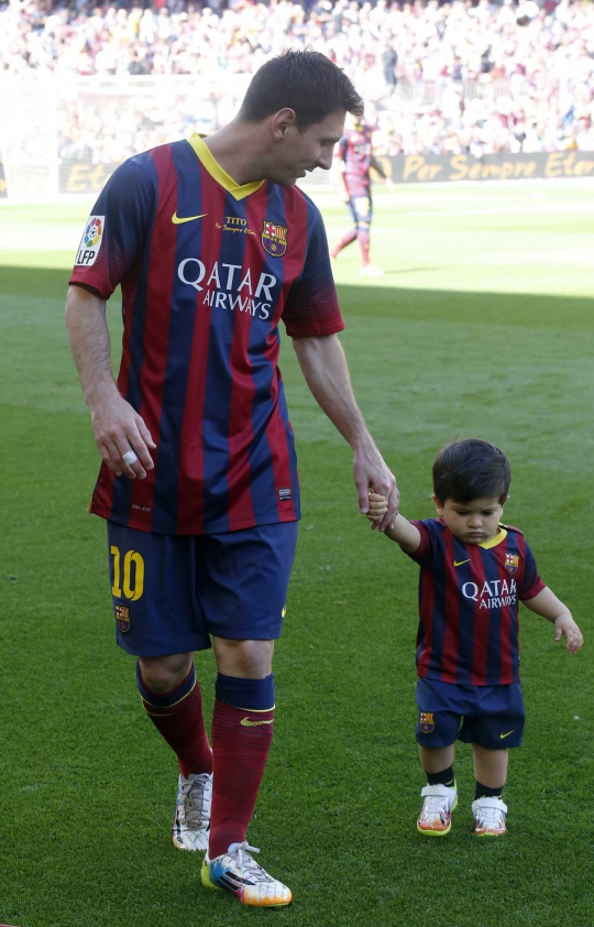 Kemesraan Lionel Messi bersama buah hati dan istri di Camp Nou