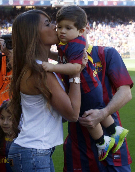 Kemesraan Lionel Messi bersama buah hati dan istri di Camp Nou