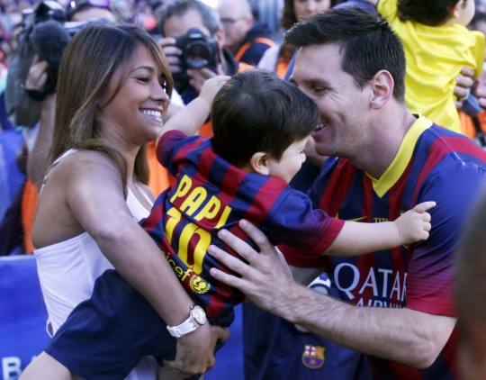 Kemesraan Lionel Messi bersama buah hati dan istri di Camp Nou