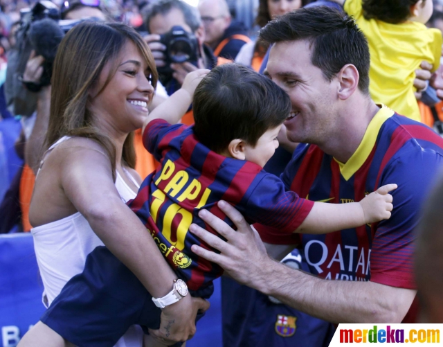 Foto : Kemesraan Lionel Messi bersama buah hati dan istri di Camp Nou| merdeka.com