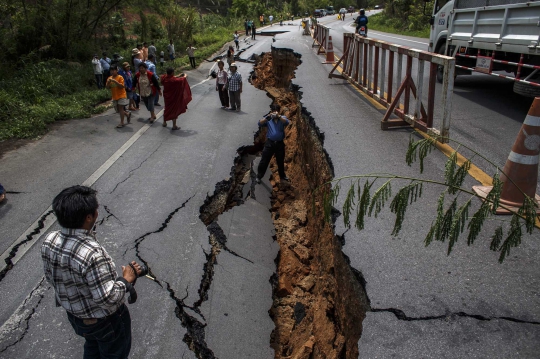 Kondisi parah jalan ambles & terbelah akibat gempa di Thailand