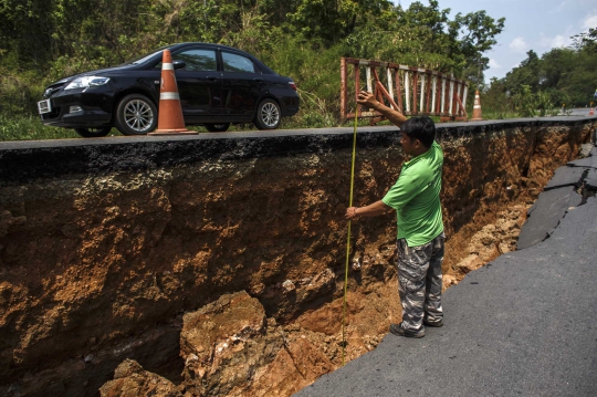 Kondisi parah jalan ambles & terbelah akibat gempa di Thailand