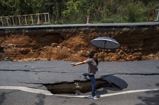 Kondisi parah jalan ambles & terbelah akibat gempa di Thailand