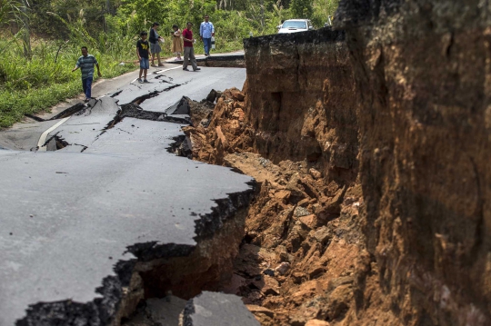 Kondisi parah jalan ambles & terbelah akibat gempa di Thailand