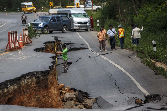 Kondisi parah jalan ambles & terbelah akibat gempa di Thailand