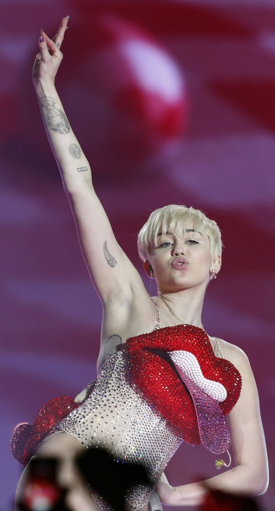 Aksi liar Miley Cyrus di panggung O2 Arena