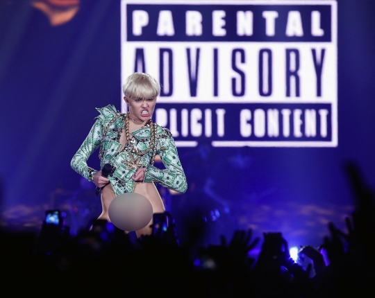 Aksi liar Miley Cyrus di panggung O2 Arena