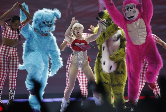 Aksi liar Miley Cyrus di panggung O2 Arena