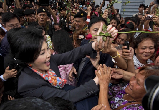 Salam perpisahan Yingluck Shinawatra kepada para pendukung