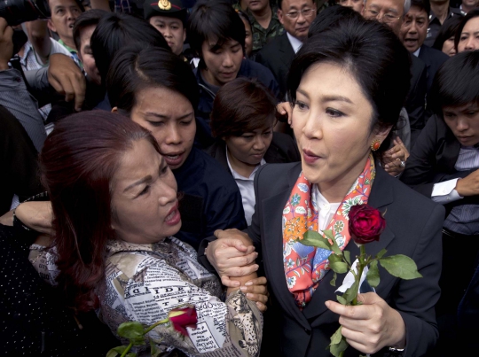 Salam perpisahan Yingluck Shinawatra kepada para pendukung