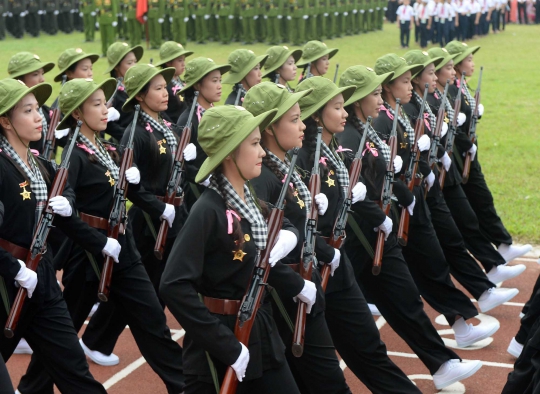 Aksi militer wanita meriahkan parade 60 Tahun perang Vietnam