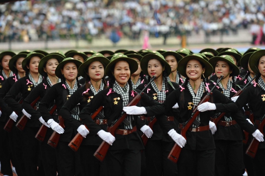 Aksi militer wanita meriahkan parade 60 Tahun perang Vietnam
