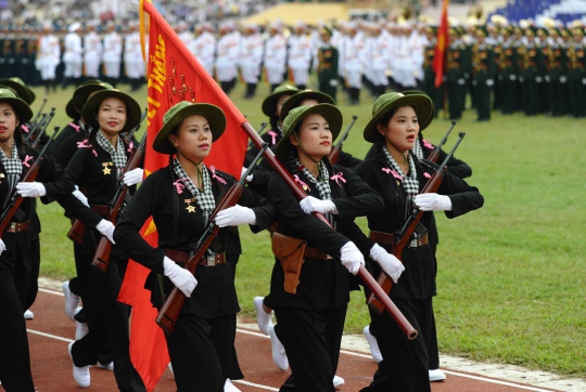 Aksi militer wanita meriahkan parade 60 Tahun perang Vietnam