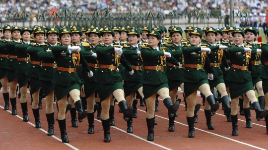 Aksi militer wanita meriahkan parade 60 Tahun perang Vietnam
