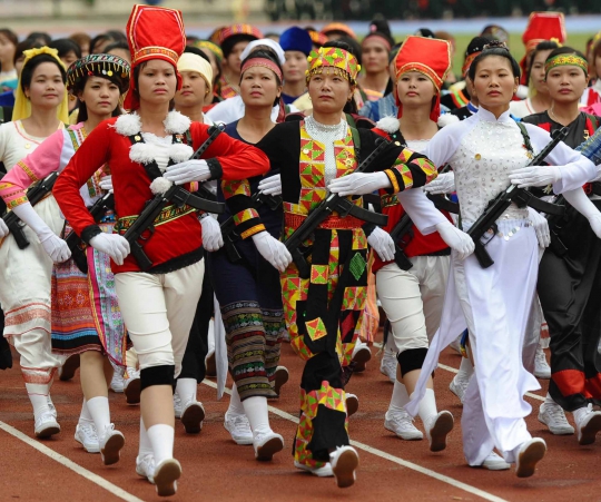 Aksi militer wanita meriahkan parade 60 Tahun perang Vietnam