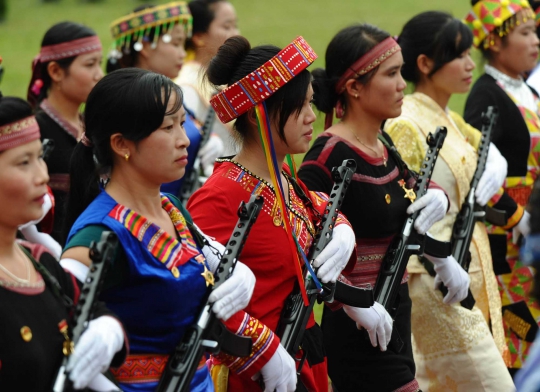 Aksi militer wanita meriahkan parade 60 Tahun perang Vietnam