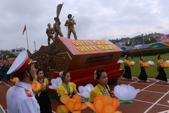 Aksi militer wanita meriahkan parade 60 Tahun perang Vietnam