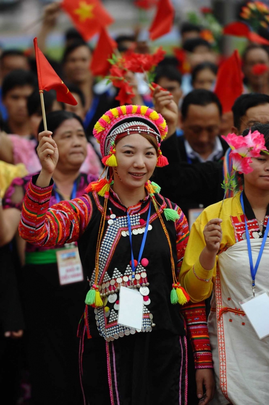 Aksi militer wanita meriahkan parade 60 Tahun perang Vietnam