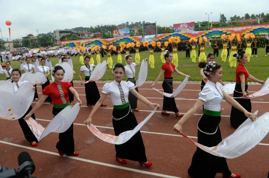 Aksi militer wanita meriahkan parade 60 Tahun perang Vietnam