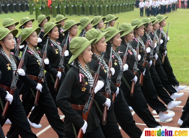 Foto Aksi militer wanita meriahkan parade 60 Tahun 