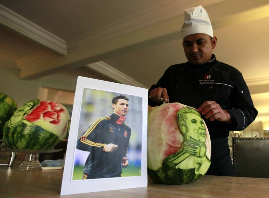 Uniknya semangka 'berwajah' Messi, Ronaldo, dan Neymar di Brasil