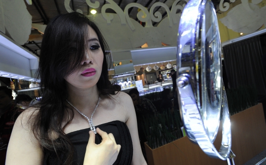 Model cantik hiasi Jakarta International Jewellery Fair 2014