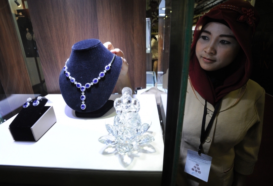 Model cantik hiasi Jakarta International Jewellery Fair 2014