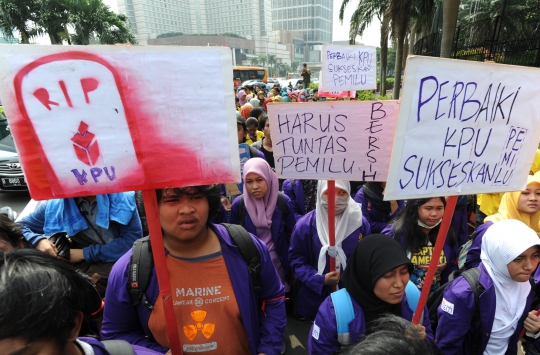 Ratusan mahasiswa demo beri nilai rapor 'merah' KPU