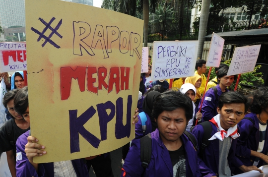 Ratusan mahasiswa demo beri nilai rapor 'merah' KPU