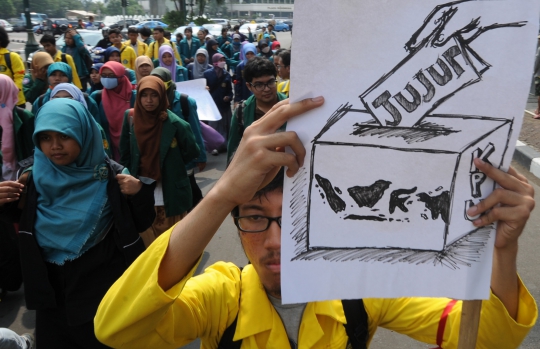 Ratusan mahasiswa demo beri nilai rapor 'merah' KPU